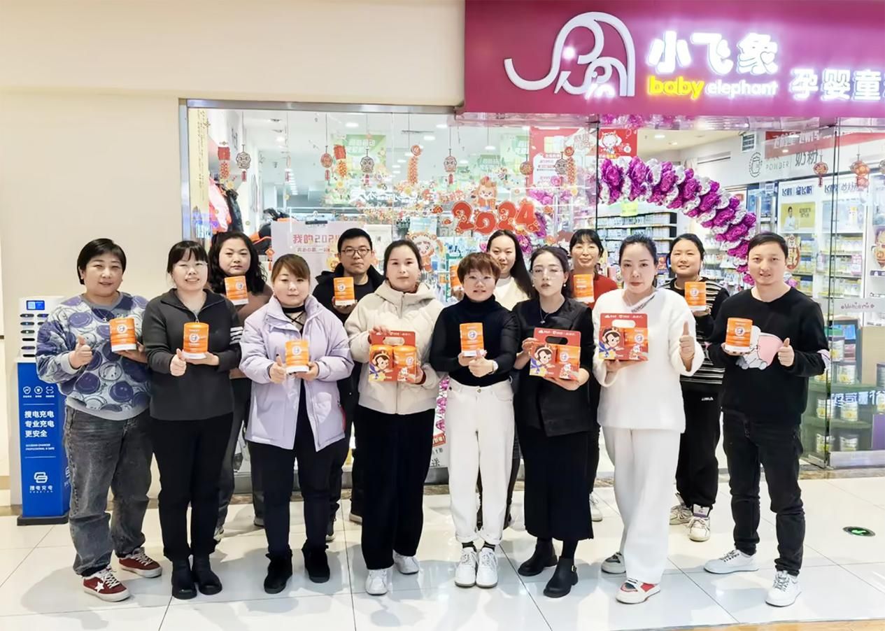 3-王萌（前排，右四）和渠道伙伴合影