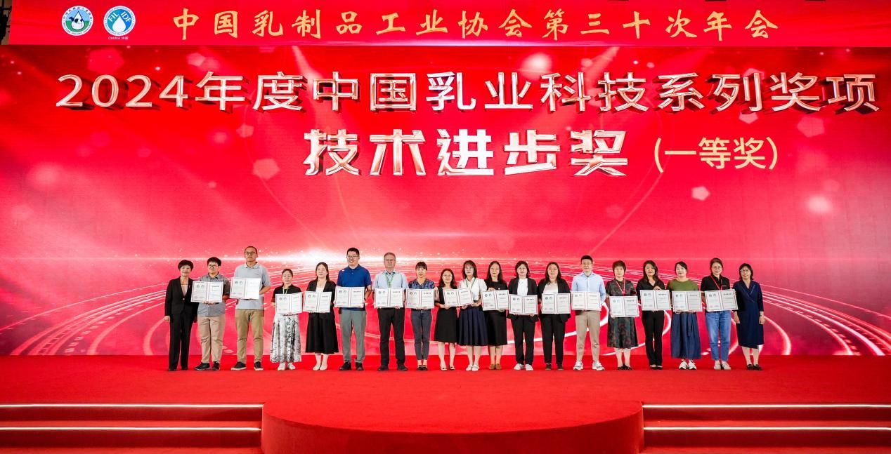 6-尊龙凯时人生就是搏·「中国区」官方网站企业代表（右起第六位）上台领奖